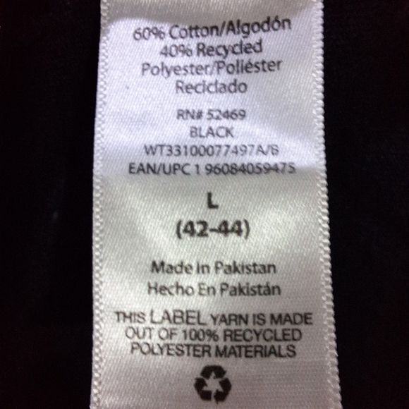 Black Short Sleeve T-Shirt with Skull and Bat Design In A Men's Size Large. EUC - Picture 5 of 7